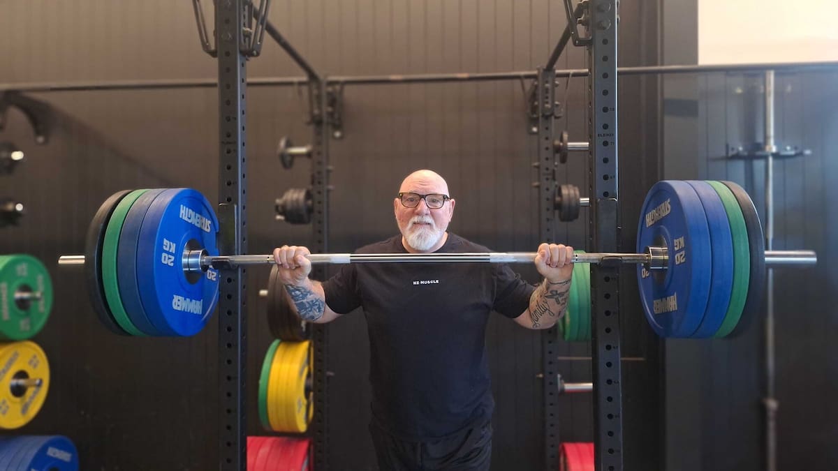 À la conquête des sommets : Sandy Stoddart, 71 ans, porte les couleurs de la Nouvelle-Zélande au championnat océanien d'haltérophilie à Fidji