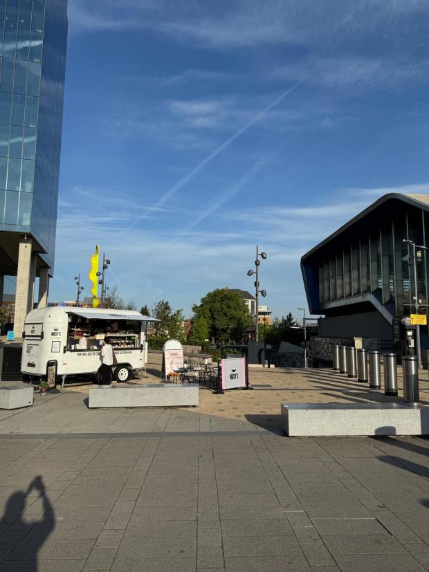 Nibys's, le camion de café sans gluten devant la gare de Reading