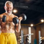 Après 28 ans d'entraînement, ce coach de 55 ans jure par 3 règles pour force et muscles