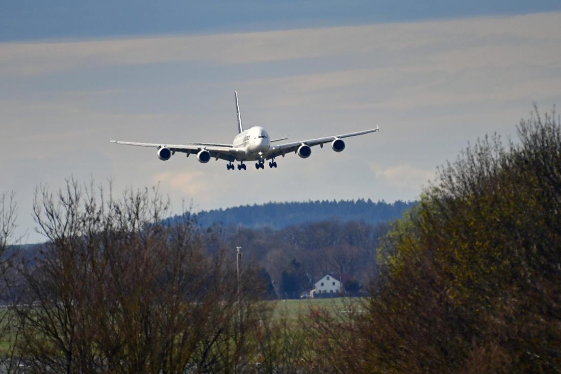 Un A-380 de Lufthansa lors de l'atterissage à l'aéroport de Munich