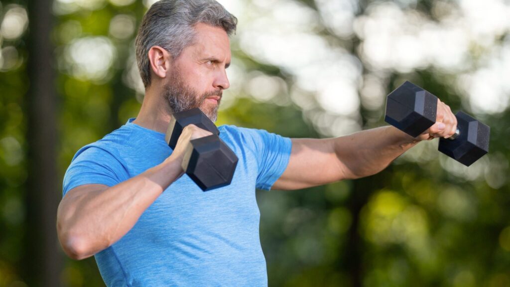 Cinq exercices avec haltères pour renforcer force, stabilité et confiance selon un coach de musculation