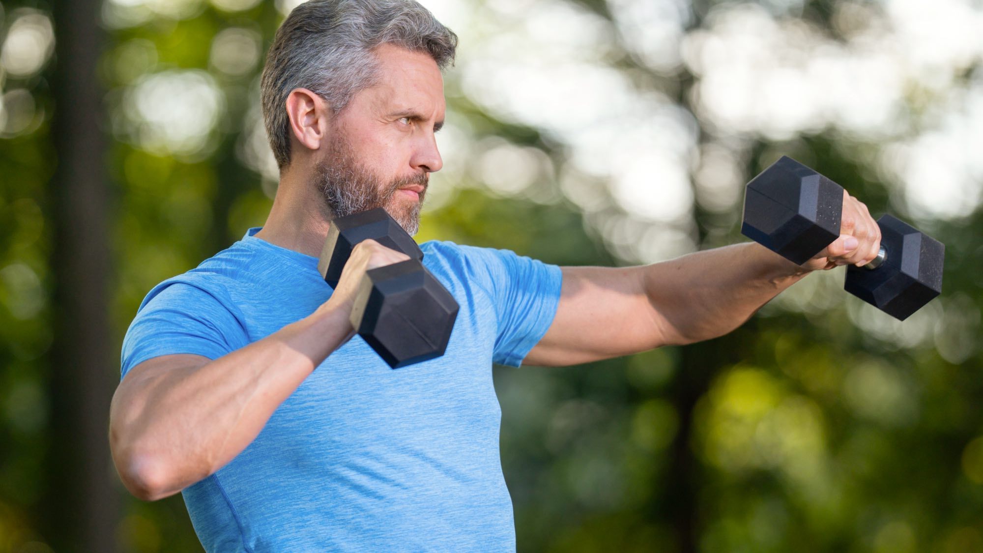 Cinq exercices avec haltères pour renforcer force, stabilité et confiance selon un coach de musculation