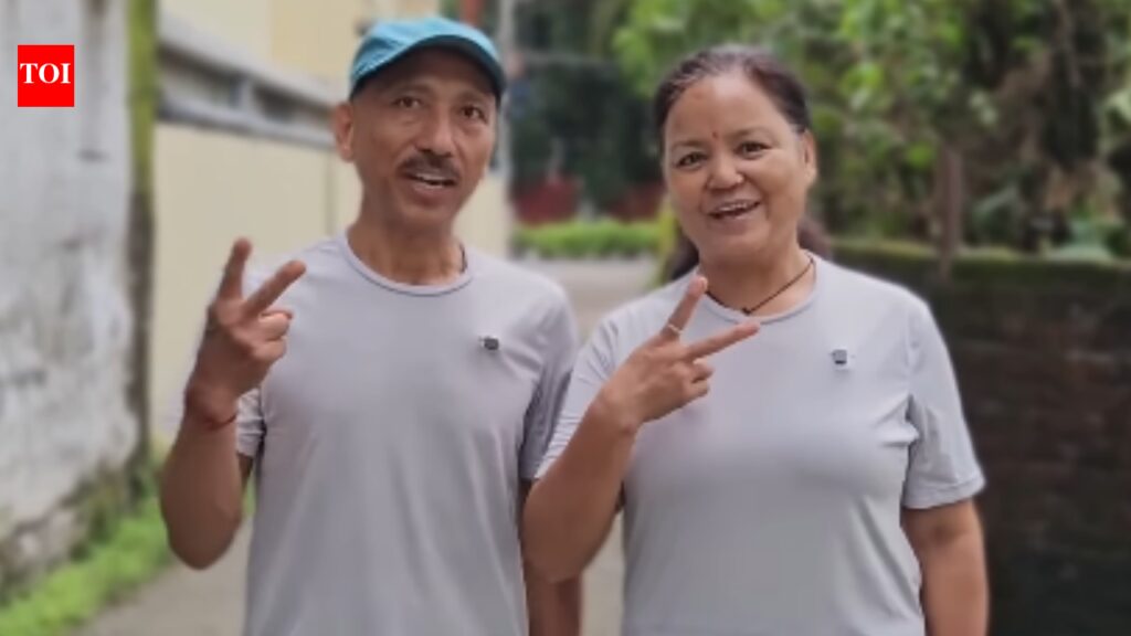 Découvrez Tara et Sushila, le couple de Dehradun dans la cinquantaine, qui est passé de douleurs chroniques et opérations du genou à courir 20 km chaque jour !