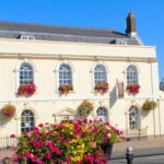 Des ouvriers redonnent vie à une maison médiévale anglaise : 800 ans d'histoire cachée révélée avec peintures rares et marques mystérieuses