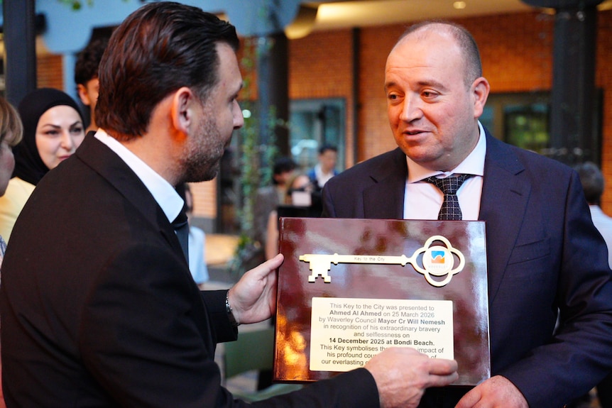 Ahmed Al Ahmed recevant une plaque de la part du maire de Waverley