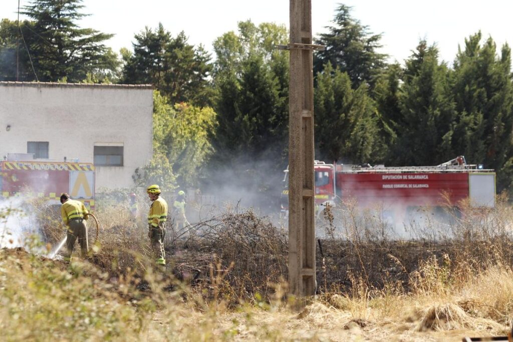 Incendie ravivé sur un terrain abandonné à Santa Marta