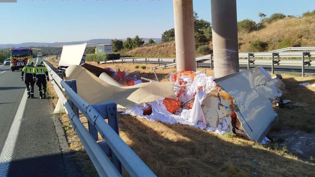 Jeune de 23 ans légèrement blessé après qu'un camion a quitté la route sur l'AP-15 à Olóriz