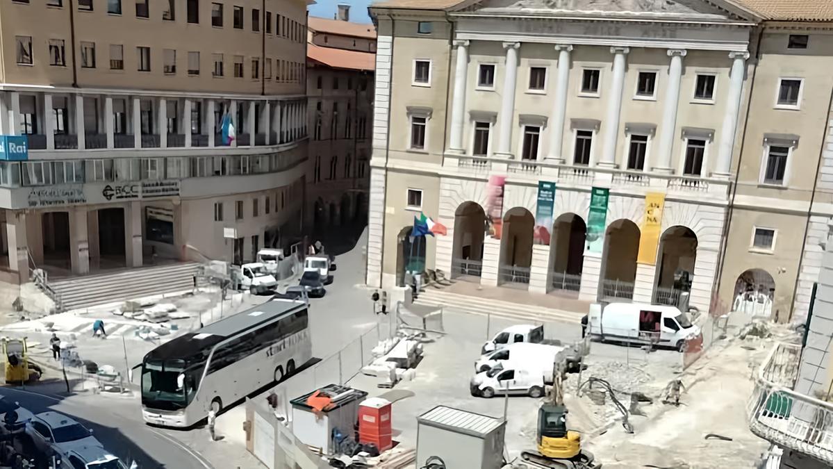 L'été noir des chantiers sans fin : Via Isonzo dans l'ombre, Piazza della Repubblica "en pause"