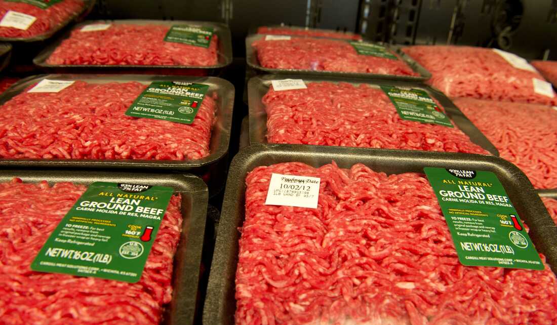 Paquets de viande hachée maigre exposés à la vente dans un magasin.