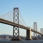 Pont Bay Eastbound réduit à une voie pour peinture durant la nuit