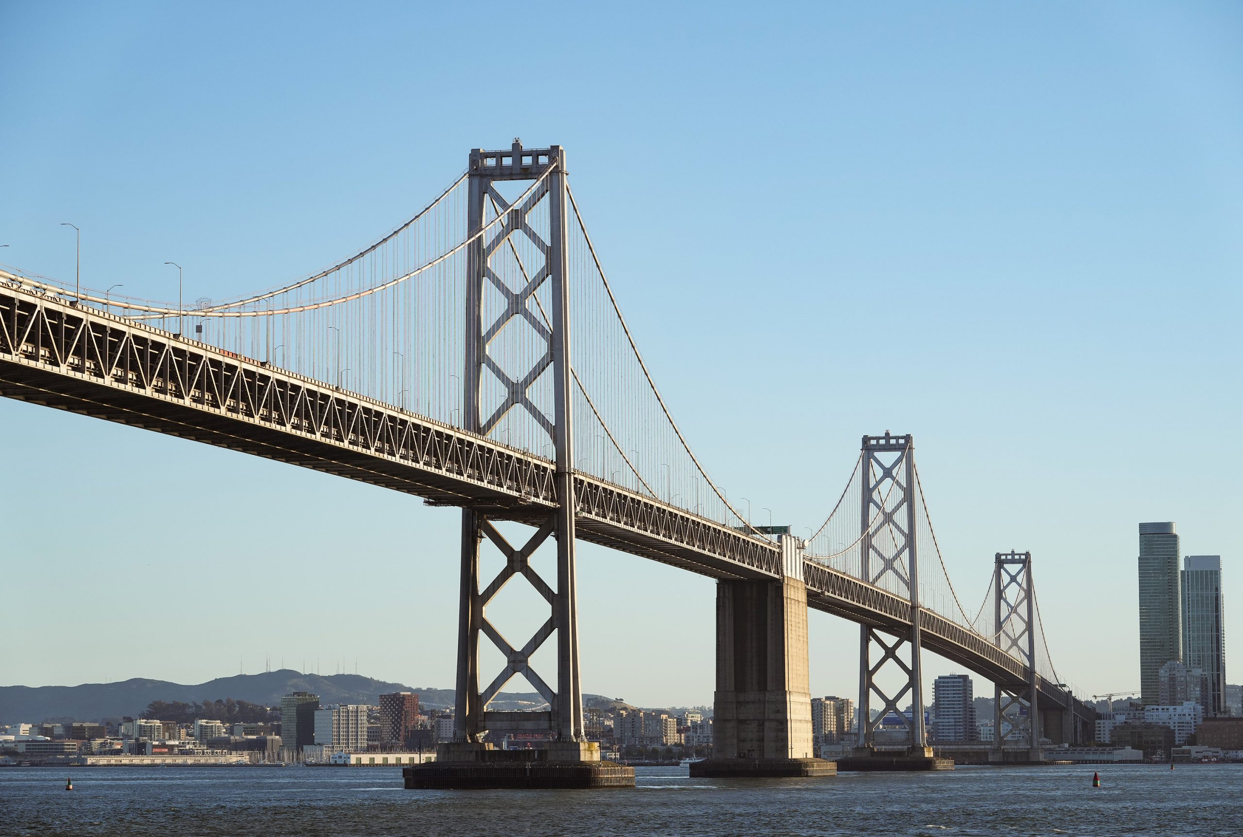 Pont Bay Eastbound réduit à une voie pour peinture durant la nuit