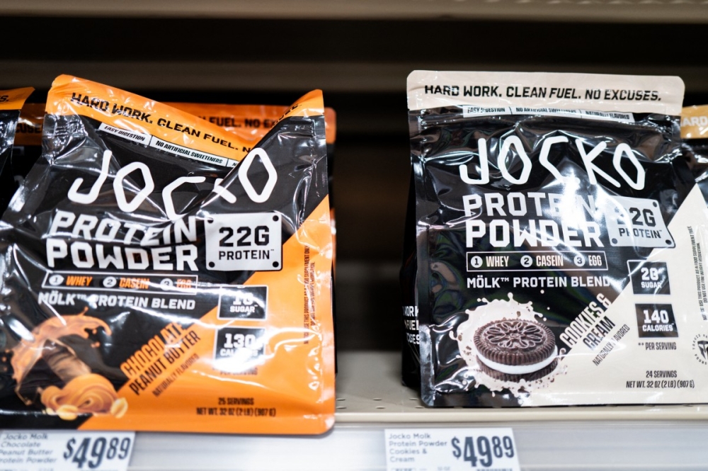 La poudre de protéine de lactosérum est affichée sur les étagères d'un supermarché H-E-B le 29 juin 2026 à Austin, Texas. — Brandon Bell/Getty Images North America/Getty Images pic via AFP