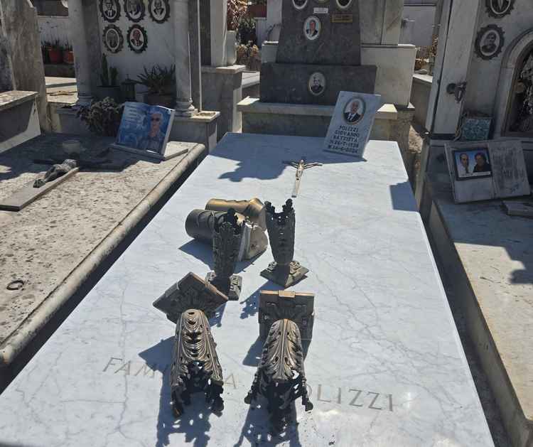 Saccage au cimetière d'Altofonte : tombes endommagées et objets volés