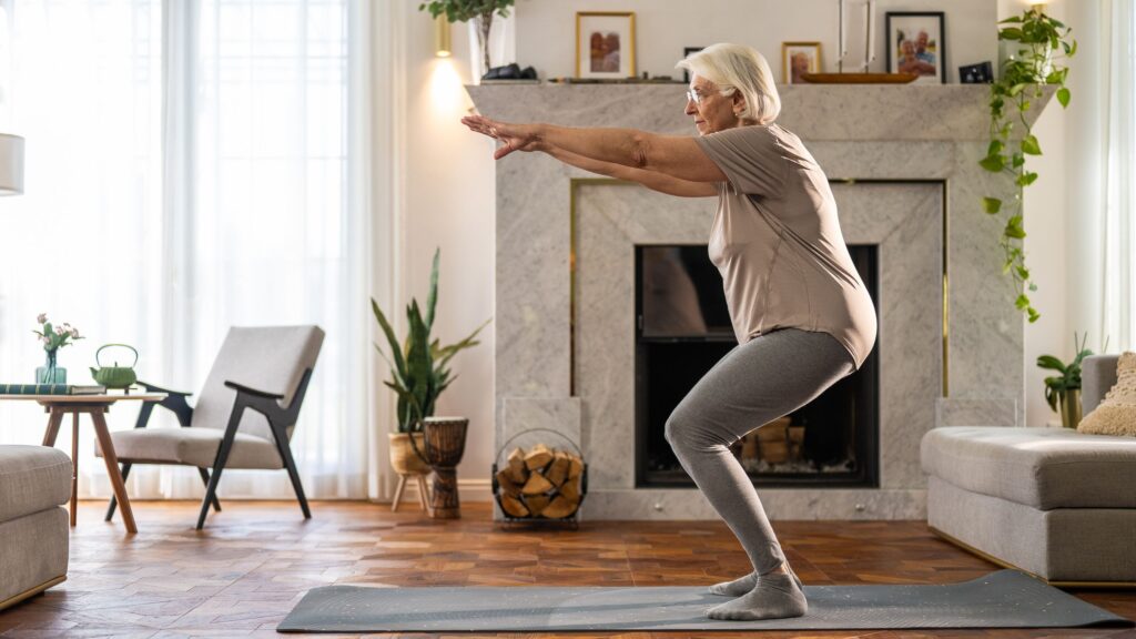 Trois exercices essentiels pour aider les seniors à se relever seuls