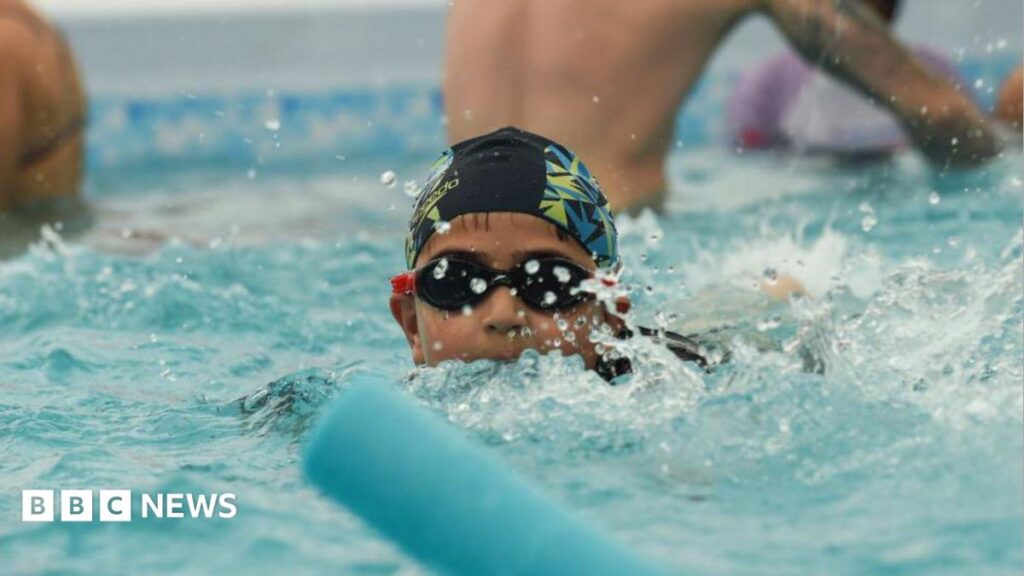 Un enseignant de Norfolk met en garde : les coûts freinent l'apprentissage de la natation chez les enfants