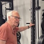Un octogénaire qui s'inscrit à la gym pour sa femme devient une star du web