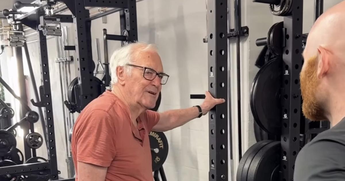 Un octogénaire qui s'inscrit à la gym pour sa femme devient une star du web