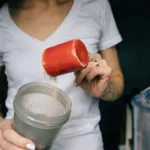 Un shake protéiné après l'entraînement : essentiel ou non ? Explications d'un coach fitness.