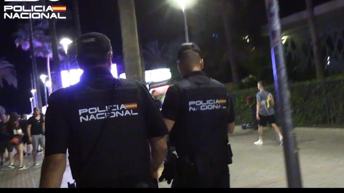 Vol à la chaîne en plein air : Deux vendeurs ambulants arrêtés à la Playa de Palma