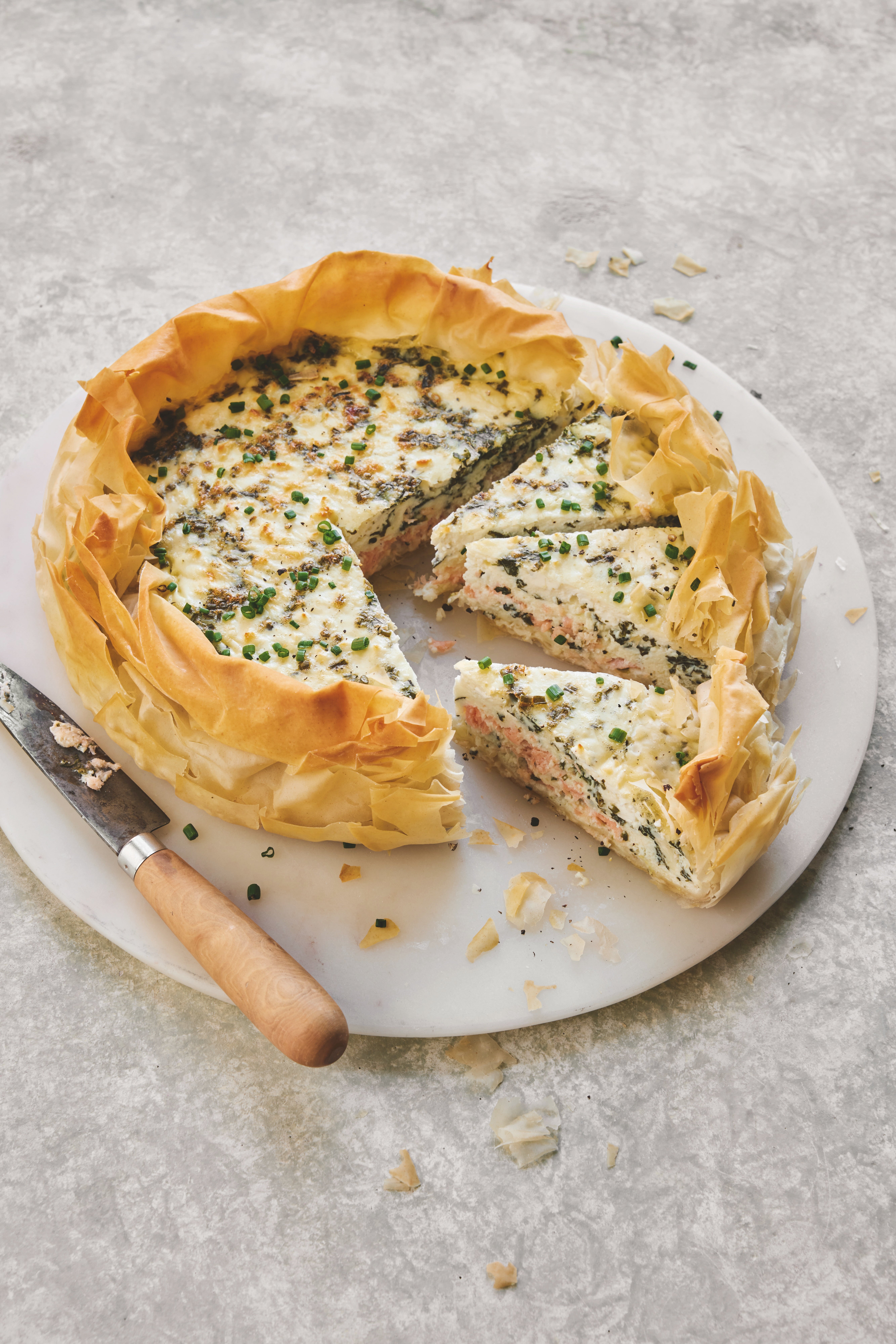 Une version légère de la quiche, avec des couches de filo et une base crémeuse de fromage cottage.