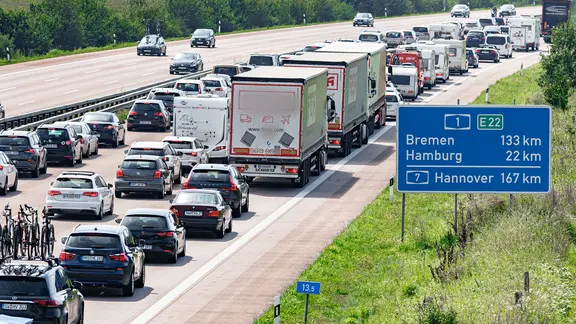 Embouteillage sur l'autoroute 1 en direction de Hambourg. Embouteillage sur l'autoroute 1 en direction de Hambourg.