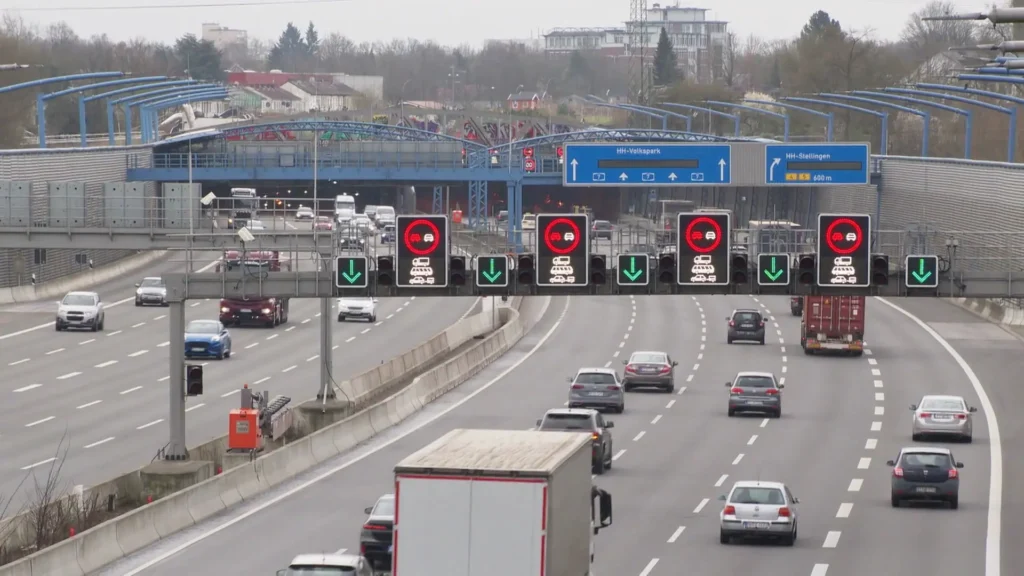 traduis ce titre en Français et rend le accrocheur et un légèrement plus court et ne l'entoure pas de guillemets, supprime le nom du site ou média si il est présent: A7 in Hamburg am Wochenende Richtung Süden gesperrt