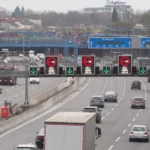 traduis ce titre en Français et rend le accrocheur et un légèrement plus court et ne l'entoure pas de guillemets, supprime le nom du site ou média si il est présent: A7 in Hamburg am Wochenende Richtung Süden gesperrt