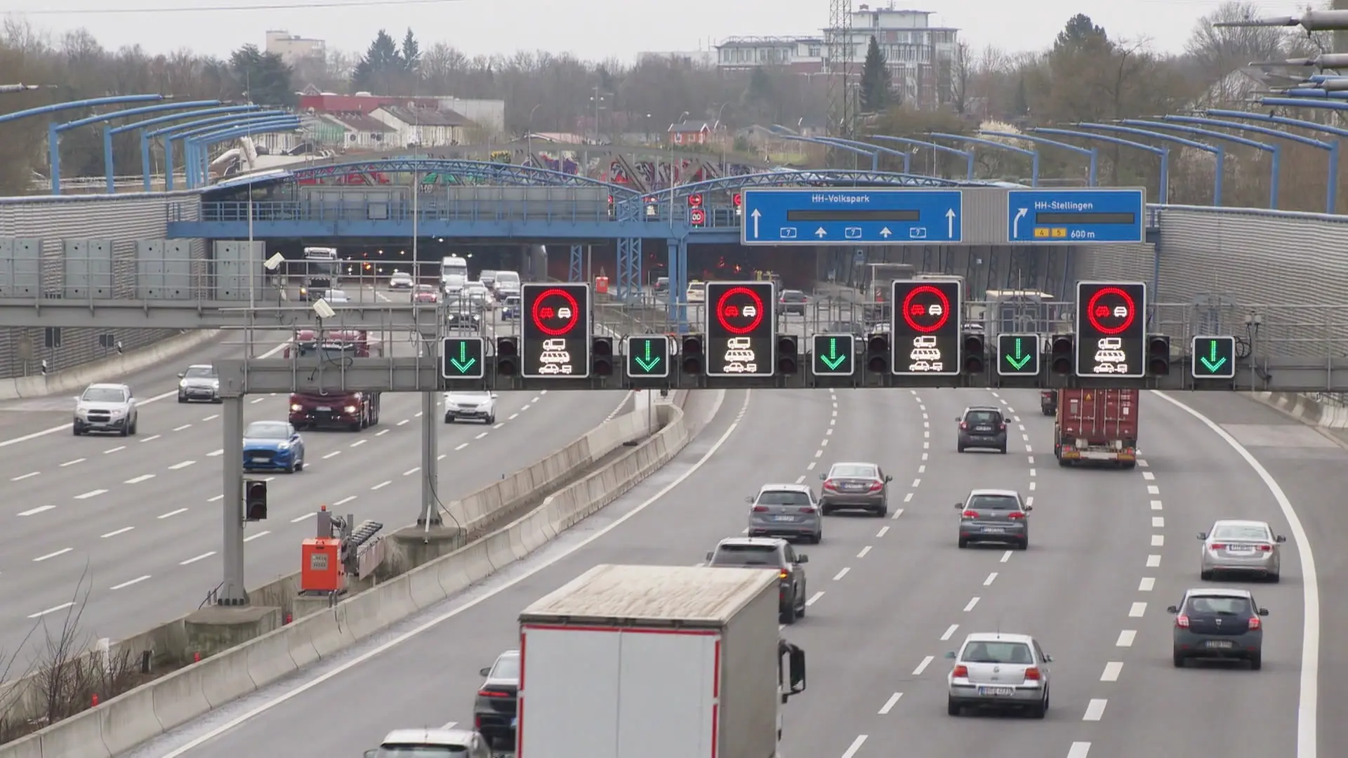 traduis ce titre en Français et rend le accrocheur et un légèrement plus court et ne l'entoure pas de guillemets, supprime le nom du site ou média si il est présent: A7 in Hamburg am Wochenende Richtung Süden gesperrt