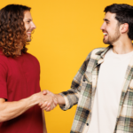 Une amitié inattendue avec un collègue discret a transformé sa vie grâce à un mentor en fitness.