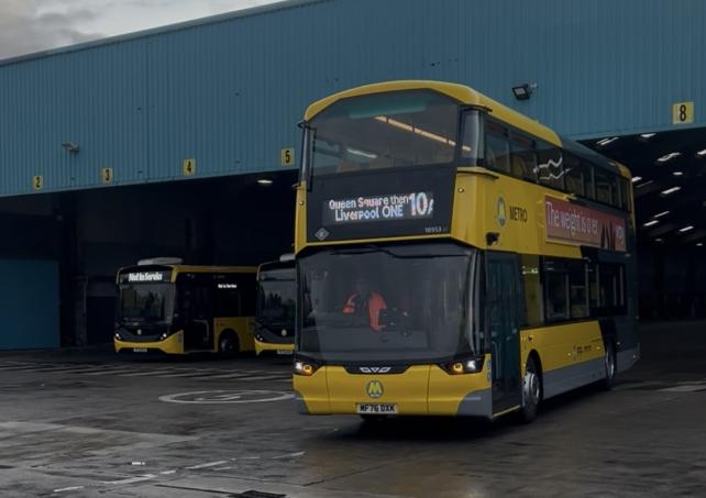 Un des nouveaux bus quittant le dépôt de St Helens