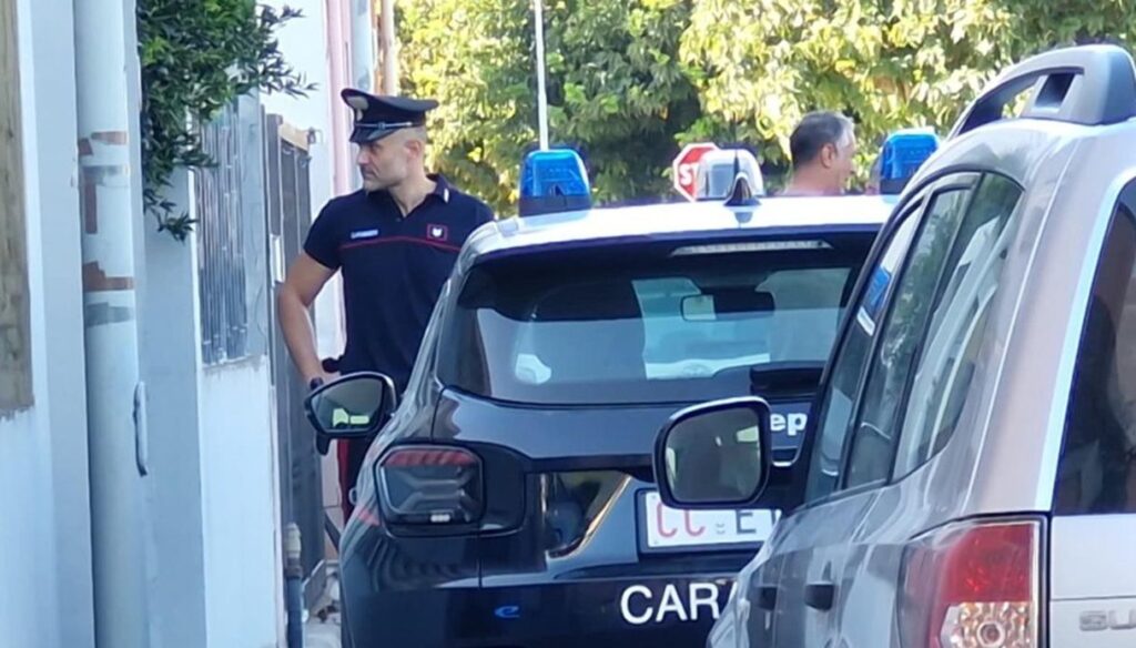 Homme tue sa femme avec un coussin à Monserrato, en présence de la famille