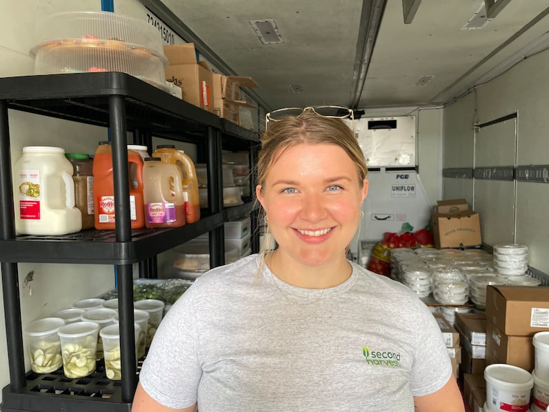 Femme dans un camion réfrigéré avec des produits alimentaires