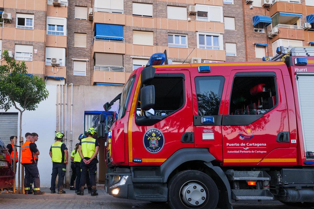 Les pompiers éteignent un incendie dans les compteurs d'un immeuble évacué