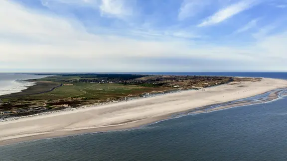 Plage immense : le Kniepsand s'étend sur 15 kilomètres, jusqu'à deux kilomètres de large, faisant de lui l'une des plus grandes plages d'Europe.