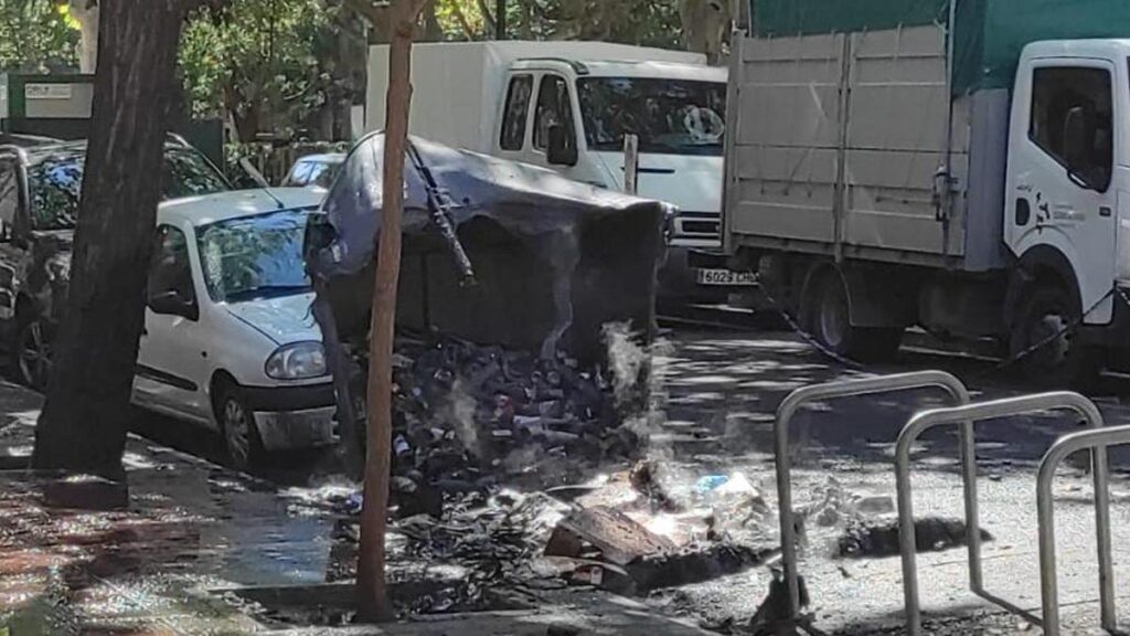 Conteneur en flammes à la Plaza de los Sitios à Zaragoza