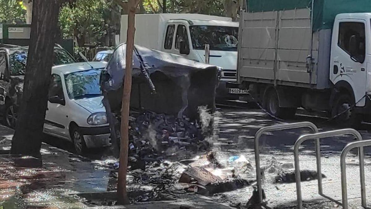 Conteneur en flammes à la Plaza de los Sitios à Zaragoza