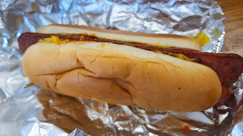 Hot dog de Five Guys dans du papier aluminium