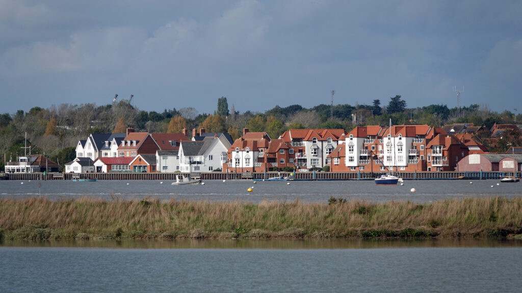 Moins de 2 heures de Londres : La charmante station balnéaire anglaise aux plages, vues sur la rivière et fruits de mer irrésistibles.
