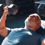 3 habitudes simples pour freiner la perte musculaire avec l'âge selon un expert en fitness
