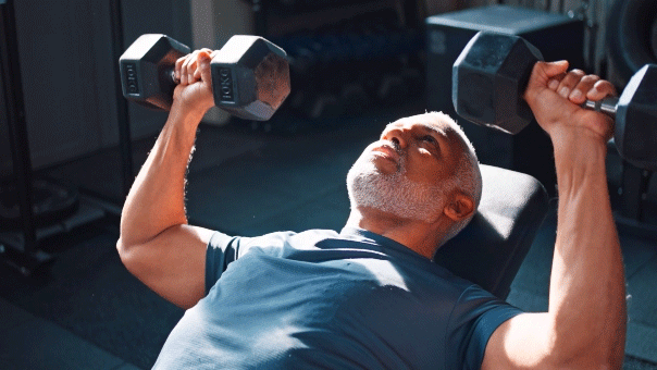 3 habitudes simples pour freiner la perte musculaire avec l'âge selon un expert en fitness