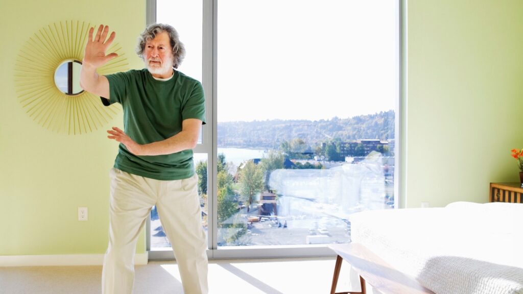 Adoptez la routine matinale d'un expert en Tai Chi pour relâcher la tension et améliorer votre concentration