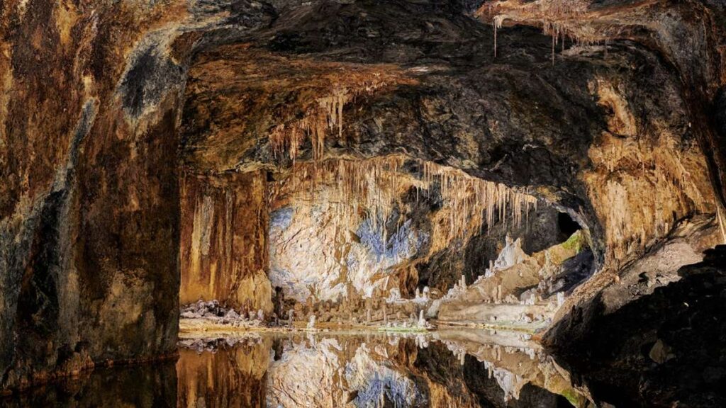 Exploration des Grottes Féériques de Saalfeld : Voyage sous Terre à Cobourg