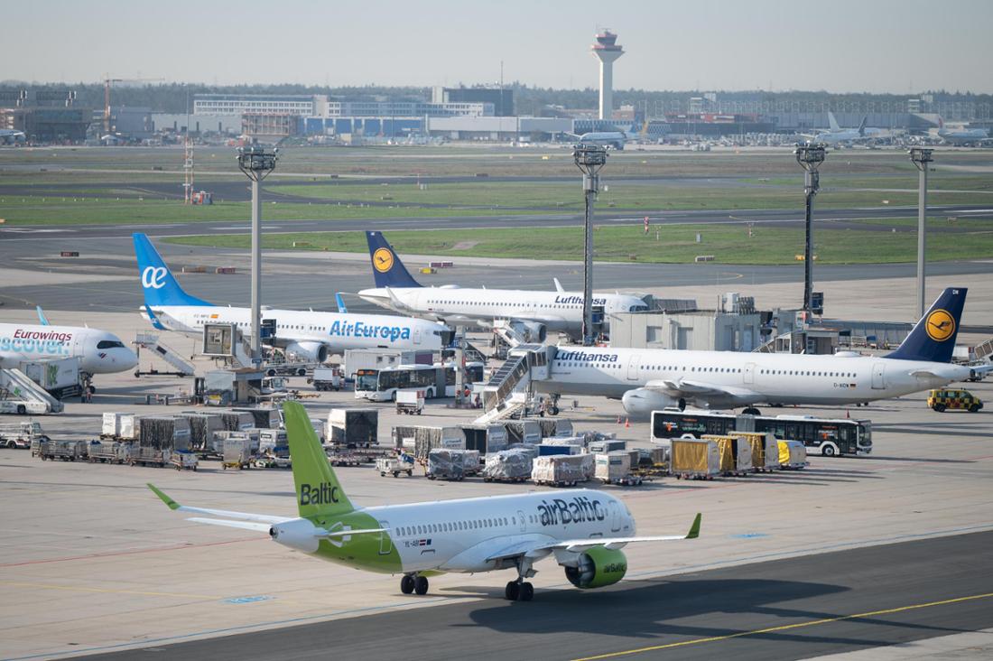 Avions d'Air Baltic stationnés à l'aéroport de Francfort
