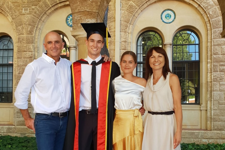 Greg avec les membres de sa famille lors d'une remise de diplômes