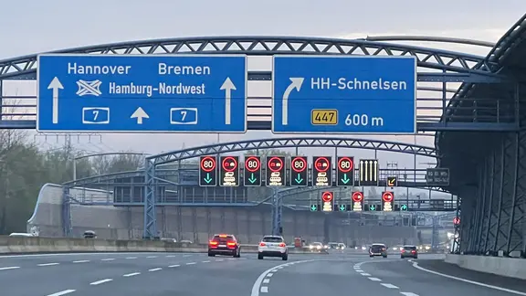 Voitures circulant sur l'autoroute 7 en direction de Hanovre. Voitures circulant sur l'autoroute 7 en direction de Hanovre.