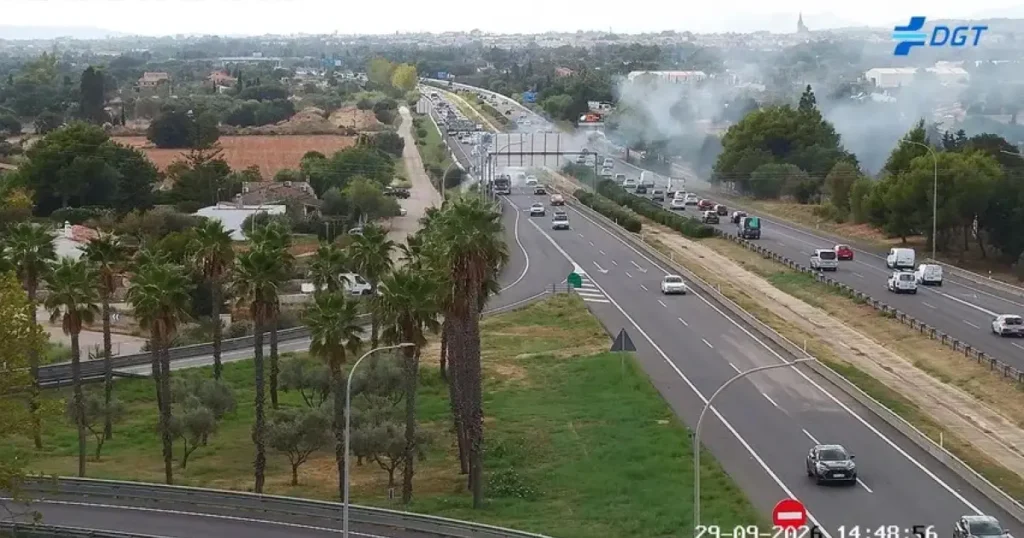 Incendie d’un coche cause un énorme embouteillage sur l’autoroute d’Inca