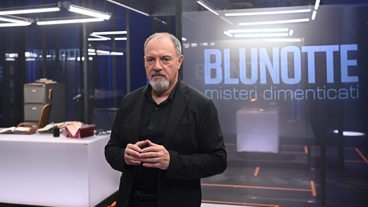 Carlo Lucarelli dans le studio de Blu Notte