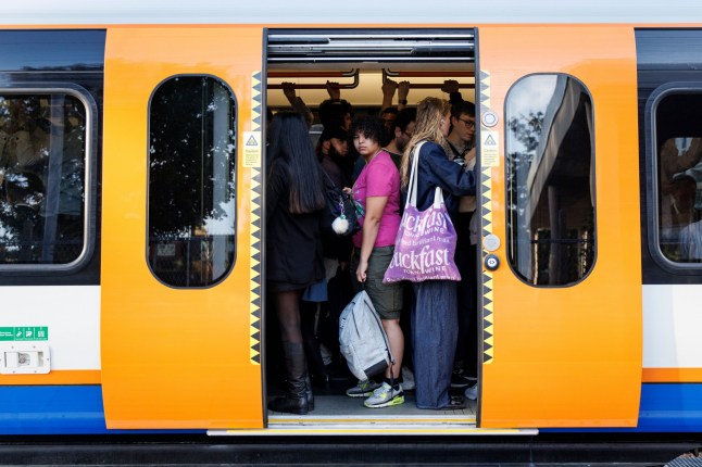 Voyageurs empruntant le service Overground à la gare de Walthamstow Central, Londres.