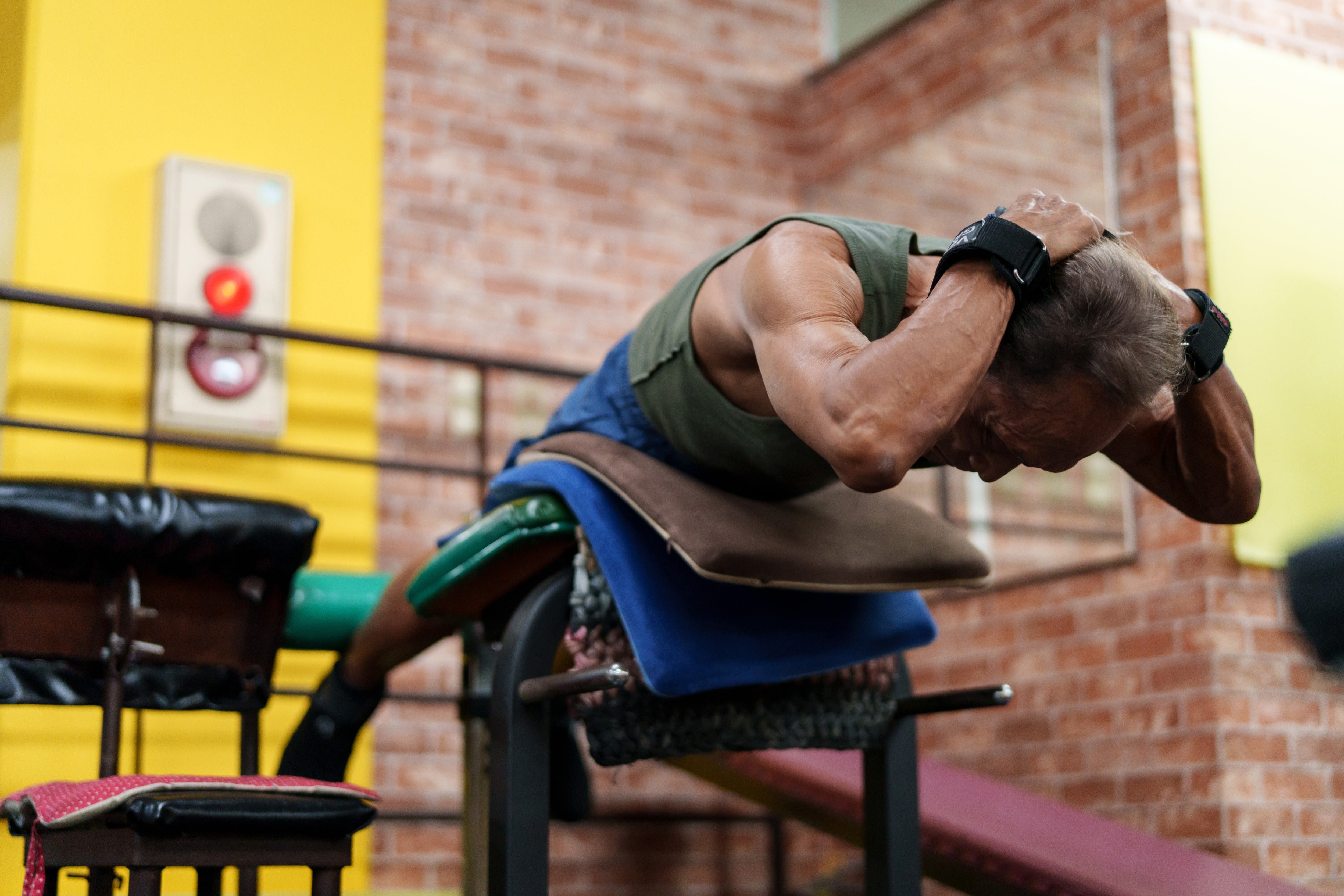 Un bodybuilder de 90 ans s'entraîne dans sa salle de gym à Hiroshima, Japon