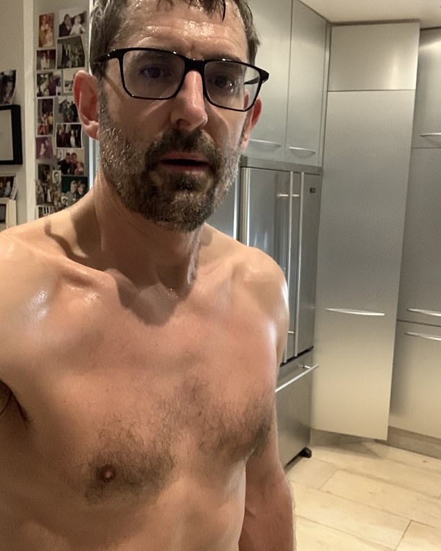 Louis Theroux, 56 ans, avoue suivre quotidiennement le programme d'exercices de Joe Wicks tout en confessant son amour pour l'alcool et ses plaisirs nocturnes.
